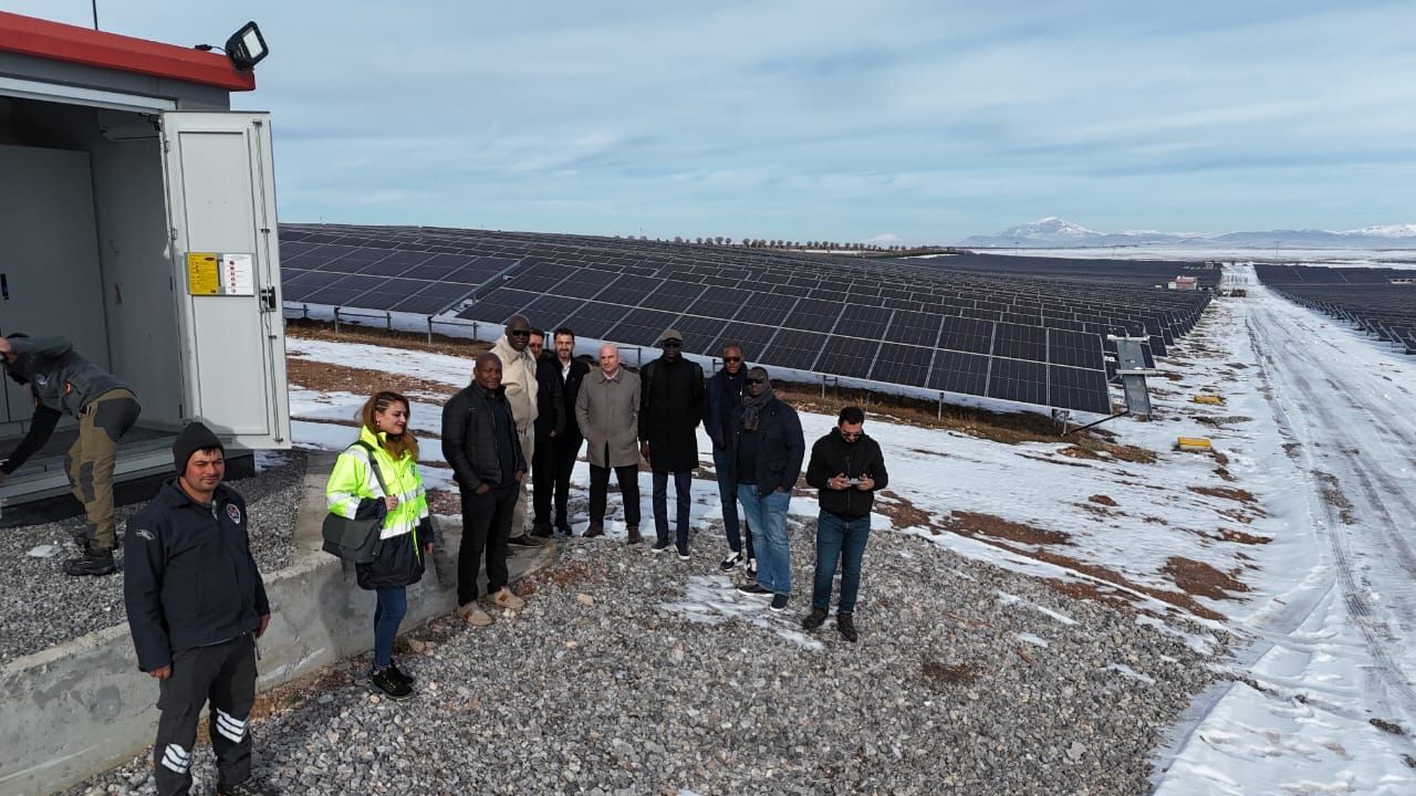 AIBD SA adopte le modèle de l’aéroport de Sivas pour déployer une centrale solaire à Blaise Diagne et dans les aéroports régionaux.